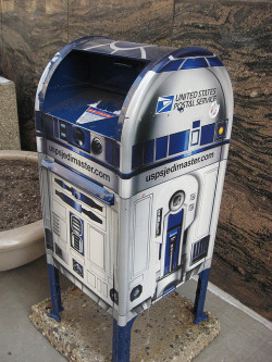 curvesrsexy: epicallyepicepicosity:  R2-D2 Mailbox by The Joy Of The Mundane on Flickr.  That is fracking awesome! 