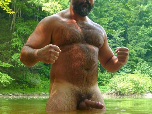 italbear67:  cubfucker:  😜😜😜😜😛😛  Hot bear in his element! 😛