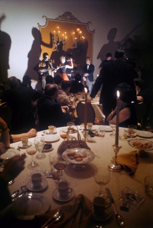 rocknrollhighskool: Bizarre moments in rock #142 - The Velvet Underground playing a gig at the 
