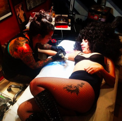 gagaroyale:  Gaga getting a new tattoo in