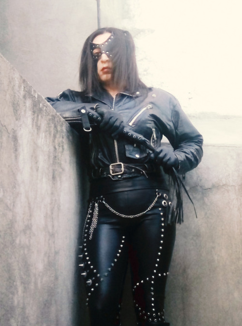 dark-power-women: maskedbadheroin:Spandex, leather and a whip. moments of utter fear