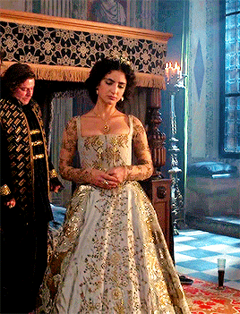 diversehistorical:Medalion Rahimi as Princess Isabella in Still Star-Crossed || Costume Appreciation