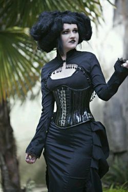 victorian-goth-models:  For more photos,