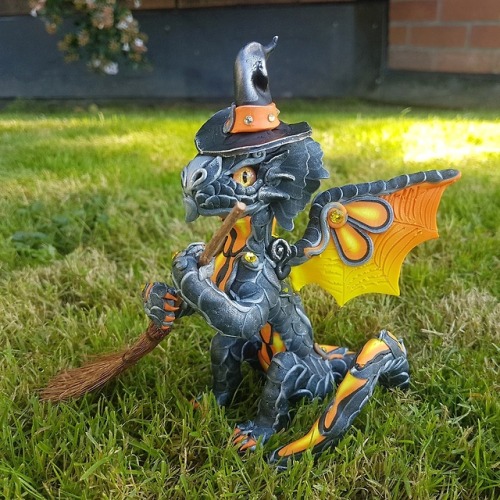 dovewithscales: dzamie: sosuperawesome: Witch Dragons / Halloween Ornaments / Baby Dragons Makosla 