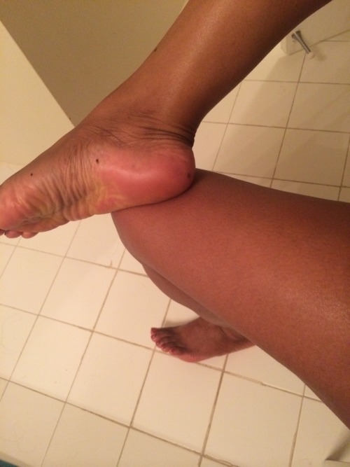 barefootwomen101: wvfootfetish: feetsolestoeslife: Sexy set for my feet lovers Thank you sexy for s