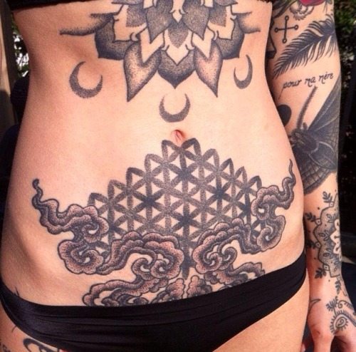 minoverboard:hannah snowdon’s hand poked tummy by grace neutral god damn that girl has talent