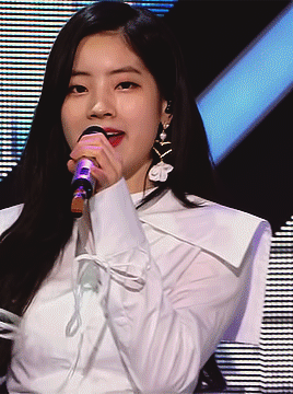dahyun:180414 twice @ music core // dahyun