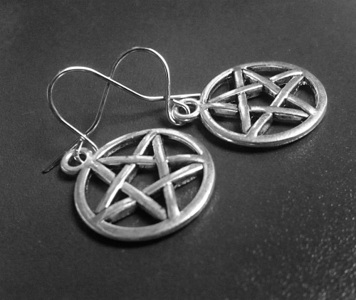 Pentacle earrings // 1€ (Contact me if you’re interested) 