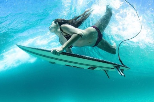 Monday morning blues&hellip; • Surfer‍♀️~ @cheno0osh Pic~ @onebreath.images • • • #surfsirens #surfl