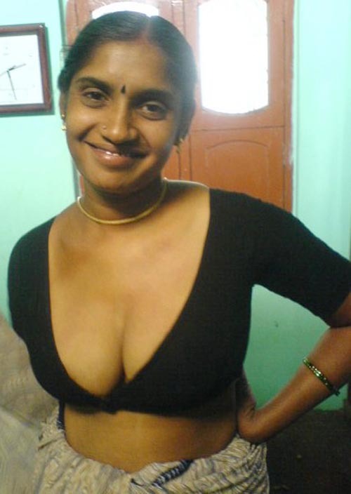 Mallu Bhabhi Blouse Removing Nude Boobs. Desi Village Aunty Showing Her deep Cleavage. Indian Wife B