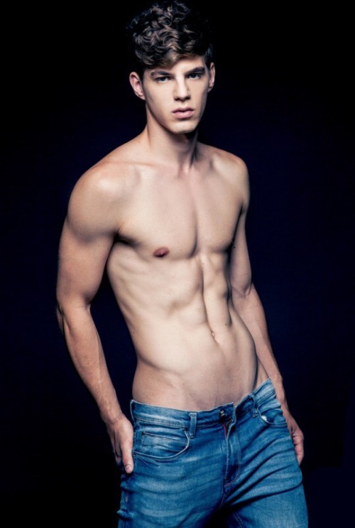 Model: Bertold Zahoran