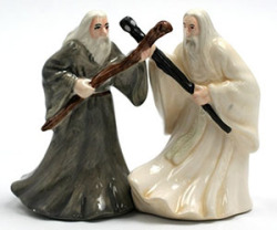 freaking-nerd-kid:  yunobuyus:  LOTR Salt And Pepper ShakersGandalf and Saruman are at it again and this time they’re battling on your dining table! These LOTR salt and pepper shakers are a great gift for fans of the movies who like to season their