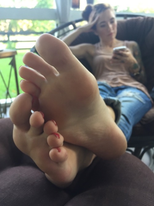 savetheplanetkillyourself75:  sashasoles:  Checking my Instagram…  👣😍😛🤘🏻