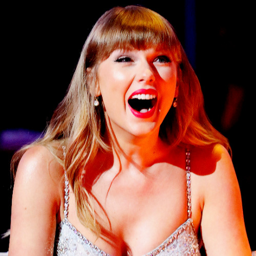 tswiftsedits: Taylor Swift reacts to winning the Global icon Award during The BRIT Awards 2021 at Th