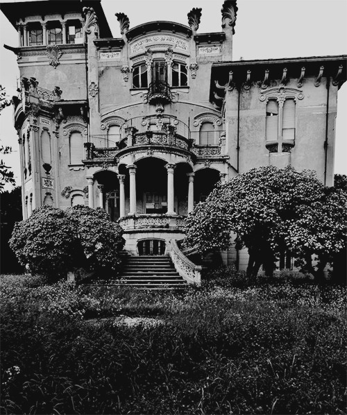 raised-from-the-grave:    Source: xx || Edited by: me     I love old houses!!! -fms