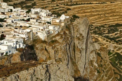 (via Hora-Folegandros, a photo from Kyklades, South Aegean | TrekEarth)Chora, Greece