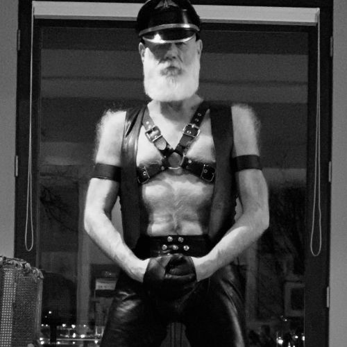 #muircapmonday.#leather #leatherinstagram #gear365 #fullleather #gayleather #gayleathermen  #leather