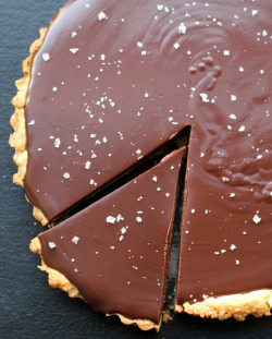 foodffs:  chocolate-caramel tart with sea