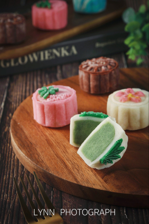 fuckyeahchinesefashion: more mooncakes for mid-autumn festival