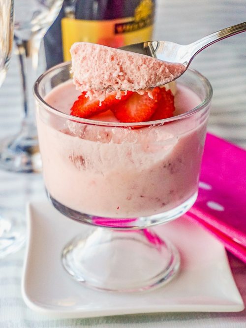 foodffs: EASY STRAWBERRY MARSHMALLOW MOUSSEFollow for recipesIs this how you roll?