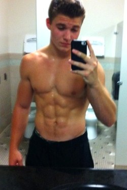 2hot2bstr8:  fuckkkkkk i would lick this stud’s sweat right off him and literally drink his bathwater lol……what a fucking hottie!!!