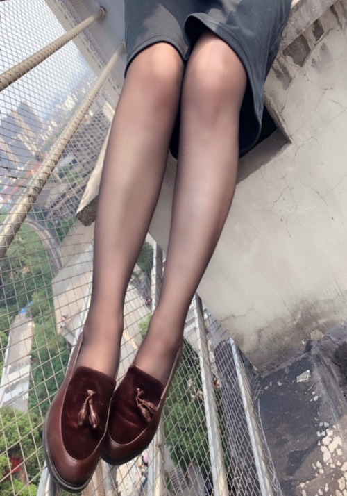 leggy-xiaoluoluo:天台吹吹风～