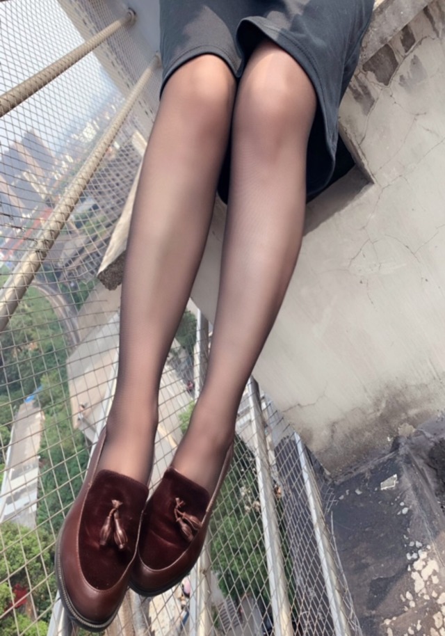 XXX leggy-xiaoluoluo:天台吹吹风～ photo