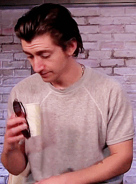 dracoisabitch:Alex Turner can’t keep his eyes off Miles Kane looking pretty