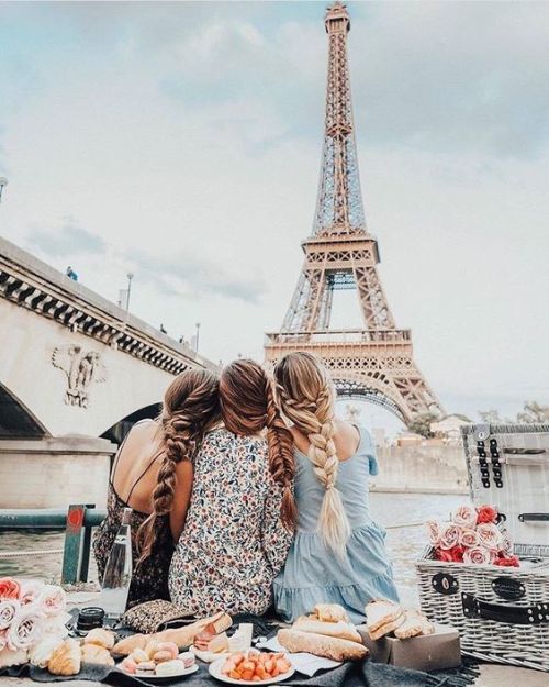 she-loves-coffee:she loves coffee and paris :)