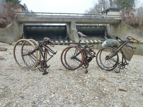 cyclisms:  WWI Military folding bicycles. Source:radlmax’s photostream. 