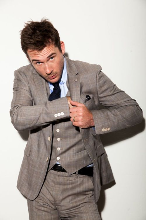 hotfamous-men:  Barry Sloane