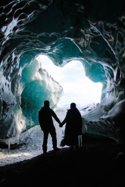 mymodernmet:  Reddit user VolcanosMeltMeDown recently had the rare opportunity to explore an ice cave in Iceland near the Skaftafell glacier with her Icelandic boyfriend, who had a special surprise in store for her: a marriage proposal in the most spectac