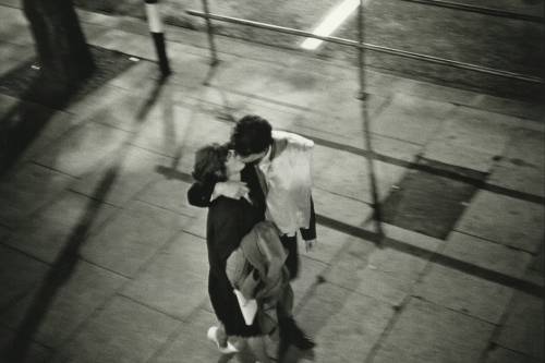 poboh:  Couple kissing on street, England, 1960, Bruce Davidson.American, born in 1933.