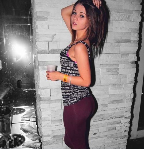 joliescochones: Elle est bonne et elle le sait cette petite salope ! J'avoue elle est pas mal mais u