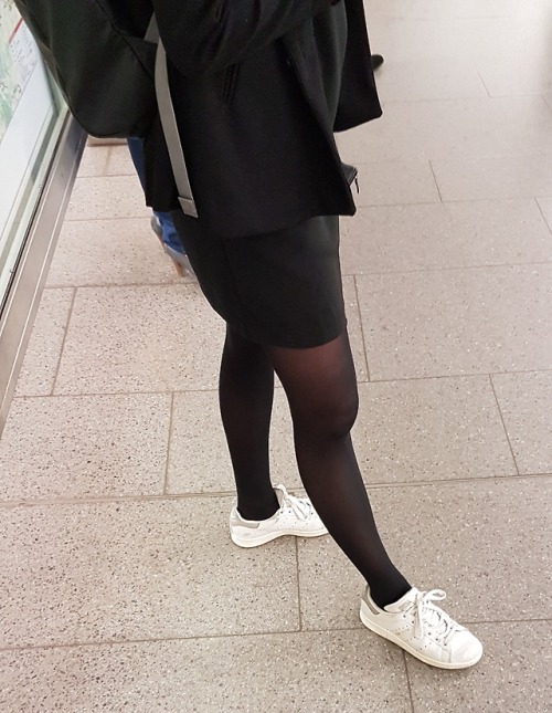 hosechaser:Black pantyhose and white sneakers, no socks, pantyhose feet straight in the shoes. I wou