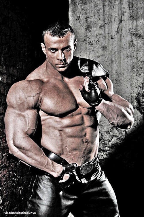 muscleaddictza:  http://shabunya.tumblr.com/