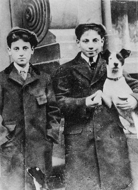 sweetheartsandcharacters:  Julius (future Groucho) and Adolph (future Harpo) Marx.