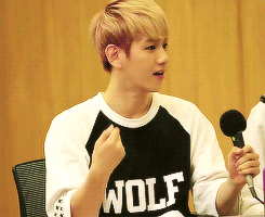 baexyun:  b’s arm wrestling with girl group’s member 