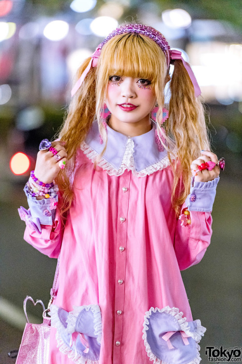 19-year-old Yunyun and 16-year-old Remon on the street in Harajuku wearing pink and black fashion wi