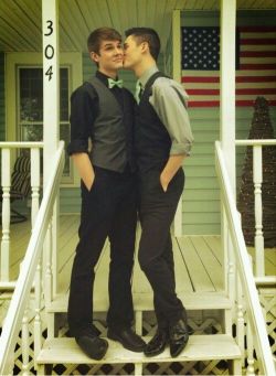 those-cute-boys:  Everyone go follow this blog, get him to 1,000! http://cuteguysandgaycouples.tumblr.com/ 