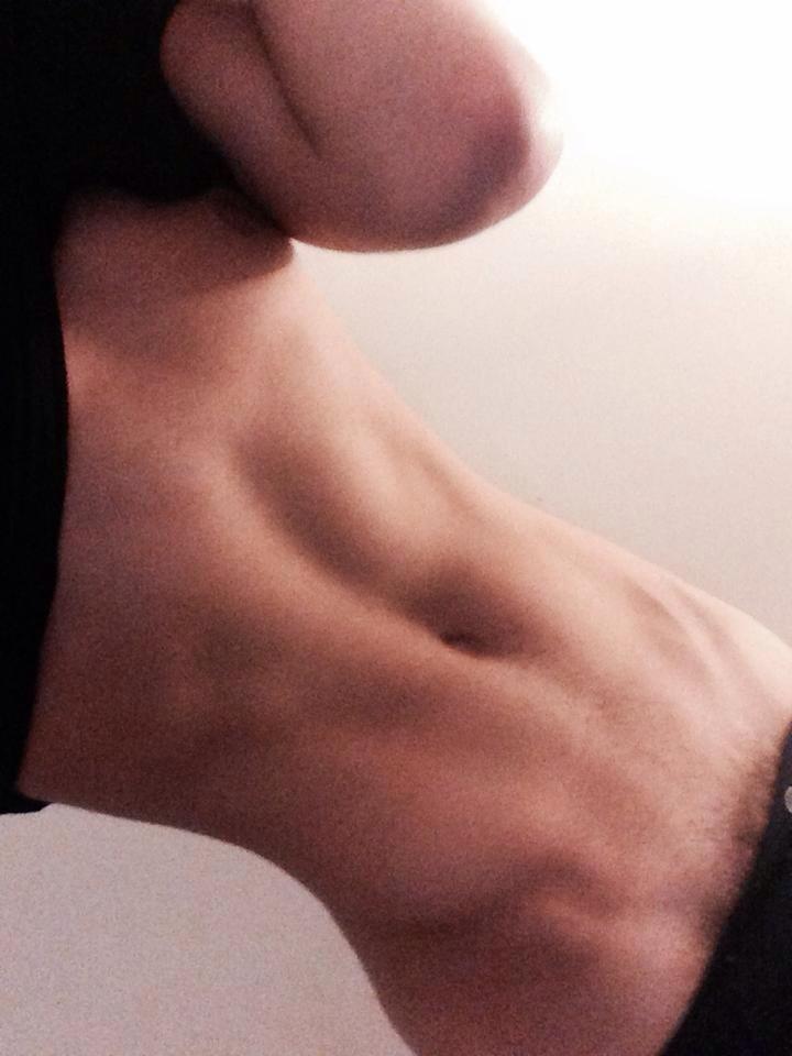 tfootielover:  zisola:  if you look closely you can see my nipple  i can see lots