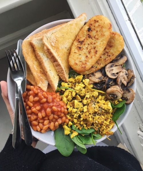 mamtagovind:scrambled tofu, baked beans, toast, hash browns + garlic sautéed mushrooms / inst