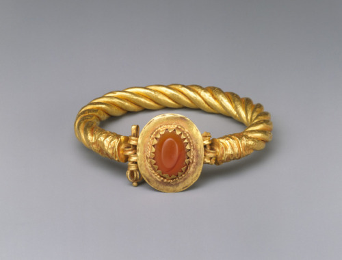 met-greekroman-art:Gold bracelet with a carnelian stone, Greek and Roman ArtMedium: Gold and carneli