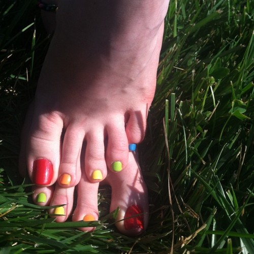 Skittle toes #rainbowtoes #feet #footfetish #barefeet #grass