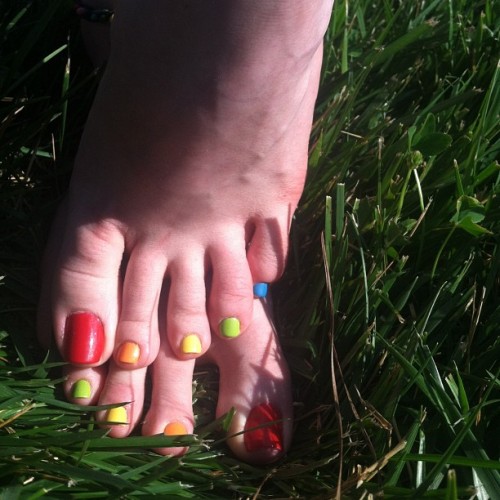 Skittle toes #rainbowtoes #feet #footfetish #barefeet #grass