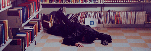 onceuponamirror:appleznbananaz:paelmoon:drunkginamills:Now I’m lying on the cold hard ground.More pr