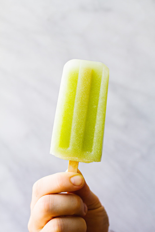 glamazontyomi:  sweetoothgirl:  Cucumber Mint Green Tea Popsicles    Summer treats await