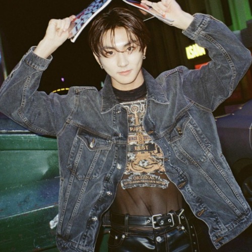 JUNGWONS WAIST IS DRIVING ME INSANE PLEAS EPLEASE PLEASE CAN YOU WRITE SOMETHJNG ABOUT IT IM GONNA COLLAPSE