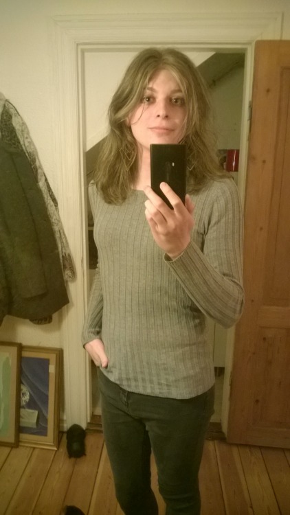 swordmaiden:  A late night picture for you, showing off my new hair color. I got a ton of chocolate brown highlights to complement my natural blonde stripes. It doesn’t quite show in this poor light, but it has great depth, it looks fantastic 