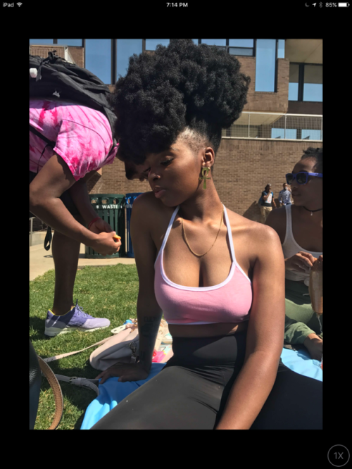 kidandfro: Black girls glow in the sun ☀️ Ig: @kidandfro @blackwomenmakeupinspo @blackgirlshairrock 